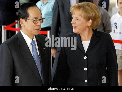 La chancelière allemande, Angela Merkel, se félicite le chef du gouvernement japonais Yasuo Fukuda pour sa première visite officielle à la chancellerie à Berlin, Allemagne, 01 juin 2008. Le sujet principal des négociations est le prochain sommet du G8 au Japon en juillet. Photo : MARCEL METTELSIEFEN Banque D'Images