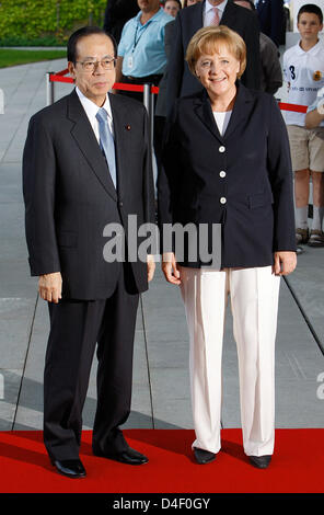 La chancelière allemande, Angela Merkel, se félicite le chef du gouvernement japonais Yasuo Fukuda pour sa première visite officielle à la chancellerie à Berlin, Allemagne, 01 juin 2008. Le sujet principal des négociations est le prochain sommet du G8 au Japon en juillet. Photo : MARCEL METTELSIEFEN Banque D'Images