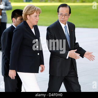 La chancelière allemande, Angela Merkel, se félicite le chef du gouvernement japonais Yasuo Fukuda pour sa première visite officielle à la chancellerie à Berlin, Allemagne, 01 juin 2008. Le sujet principal des négociations est le prochain sommet du G8 au Japon en juillet. Photo : MARCEL METTELSIEFEN Banque D'Images