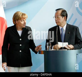 La chancelière allemande, Angela Merkel, et le chef du gouvernement japonais Yasuo Fukuda parler lors d'une conférence de presse à la première visite officielle de Fukuda à la chancellerie à Berlin, Allemagne, 01 juin 2008. Le sujet principal des négociations est le prochain sommet du G8 au Japon en juillet. Photo : MARCEL METTELSIEFEN Banque D'Images