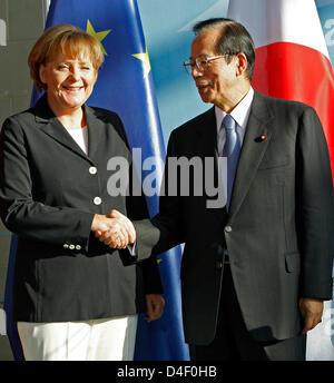 La chancelière allemande, Angela Merkel, se félicite le chef du gouvernement japonais Yasuo Fukuda pour sa première visite officielle à la chancellerie à Berlin, Allemagne, 01 juin 2008. Le sujet principal des négociations est le prochain sommet du G8 au Japon en juillet. Photo : MARCEL METTELSIEFEN Banque D'Images