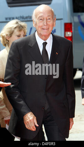 L'ancien président français Valérie Giscard d'Estaing arrive pour la cérémonie pour marquer le 10e anniversaire de la Banque centrale européenne (BCE) à 'Alte Oper de Francfort-sur-Main, Allemagne, 02 juin 2008. La BCE a été fondée le 01 juin 1998 et est responsable de la politique monétaire dans les 15 pays de l'euro. Photo : Frank Rumpenhorst Banque D'Images