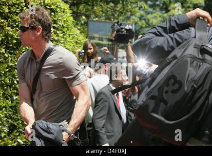 Gardien de but Jens Lehmann nationale allemande (L) laisse le bus que l'équipe nationale allemande arrive à l'hôtel de l'équipe à Ascona, Suisse, 03 juin 2008. Photo : OLIVER BERG Banque D'Images