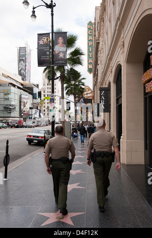 Los Angeles, Californie, des agents de police au Hollywood Walk of Fame Banque D'Images