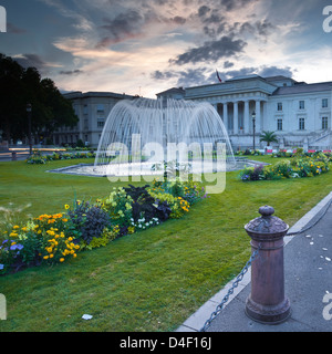 Une fontaine en face du Palais de Justice de Tours, France. Banque D'Images