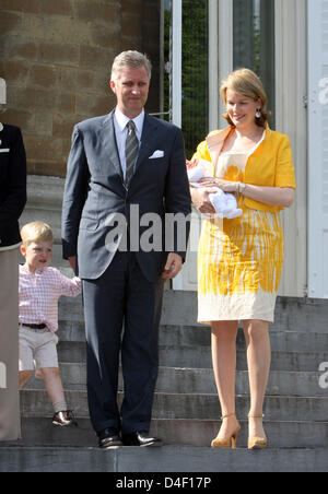 La princesse Mathilde, qui détient sa fille La Princesse Eleonore, le Prince Philippe et leur fils Emmanuel de Belgique sont illustrés au cours de la célébration de la Reine Fabiola de 80 ans château de Laeken à Bruxelles, Belgique, 03 juin 2008. Photo : Albert Nieboer (Pays-Bas) Banque D'Images