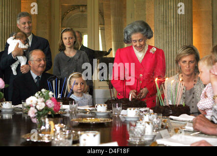 Le Prince Philippe (L-R) avec sa fille, la Princesse Eleonore, le Roi Albert, La Princesse Luisa Maria, la princesse Louise, et la Reine Fabiola La Princesse Astrid de Belgique sont illustrés au cours de la célébration de la Reine Fabiola de 80 ans château de Laeken à Bruxelles, Belgique, 03 juin 2008. Photo : Albert Nieboer (Pays-Bas) Banque D'Images