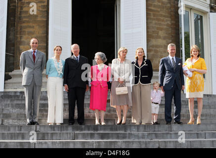 Le Prince Lorenz (L-R), la Princesse Claire, le Roi Albert, La Reine Fabiola, La Princesse Astrid, la Reine Paola, le Prince Emmanuel avec son père le Prince Philippe andPrincess Mathilde avec sa fille Eleonore de Belgique sont illustrés au cours de la célébration de la Reine Fabiola de 80 ans château de Laeken à Bruxelles, Belgique, 03 juin 2008. Photo : Albert Nieboer (Pays-Bas) Banque D'Images