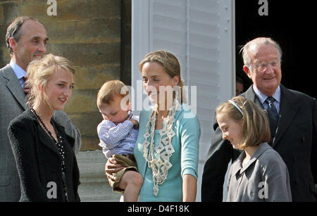 La Princesse Luisa Maria (2-R), la Princesse Maria Laura (2-L), le Prince Lorenz (L), la Princesse Claire (C), le Prince Nicolas et le Roi Albert (R) de la Belgique sont illustrés au cours de la célébration de la Reine Fabiola de 80 ans château de Laeken à Bruxelles, Belgique, 03 juin 2008. Photo : Albert Nieboer (Pays-Bas) Banque D'Images