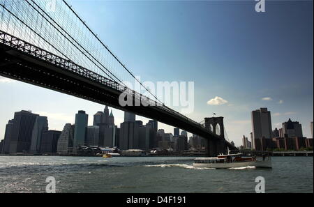 La photo montre le pont de Brooklyn et les toits de Manhattan, New York, USA, 18 mai 2008. Photo : Kay Nietfeld Banque D'Images