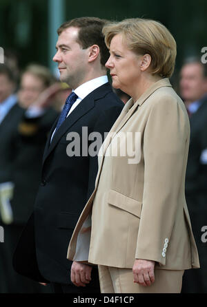 La chancelière allemande, Angela Merkel, se félicite le président russe Dmitri Medvedev à la chancellerie à Berlin, Allemagne, 05 juin 2008. Le nouveau président de la Russie visites l'Allemagne pour la première fois. Photo : Grimm par les pairs Banque D'Images