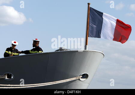 Deux membres d'équipage d'un navire de la marine française se tenir sur le pont qu'ils arrivent dans le port de Hambourg, Allemagne, 05 juin 2008. Un total de cinq navires de formation de l'Académie navale française s'amarrer à la célèbre Overseabridge dans le port de Hambourg. La formation en provenance de Brest met son parcours de formation pendant cinq jours avant de continuer à Tallinn, Estonie le 09 juin. Photo : MARCUS BRANDT Banque D'Images