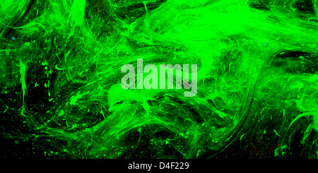 Macro de vert des éclaboussures sur aquarelle sur fond noir Banque D'Images