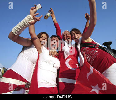 Des fans turcs pour encourager leur équipe tout en regardant le match de l'Euro 2008 La Turquie contre le Portugal au public Lieu d'Heiligengeistfeld à Hambourg, Allemagne, 07 juin 2008. Des milliers de fans sont venus pour regarder les matchs d'ouverture à l'Heiligengeistfeld. Photo : Ulrich Perrey Banque D'Images