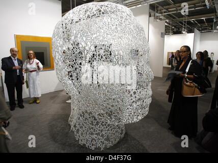 Les visiteurs de la foire de l'art de "l'Art 39' regarder la sculpture 'tête' blanc par l'artiste espagnol Jaume Plensa au stand de New York d'après les photos 'Richard Gray' à Bâle, en Suisse, le 3 juin 2008. L'important art fair a fermé ses portes dimanche, 8 juin 2008. Il s'est concentré sur les grandes œuvres foramt et sculptures. Photo : Rolf Haid Banque D'Images