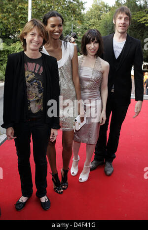 (L-R) US-Sherry Hormann, directeur allemand-éthiopienne Liya Kebede modèle né, actrice britannique Sally Hawkins et Craig Parkinson posent sur le tapis rouge en arrivant pour la 'Moving NRW' parti à Cologne, Allemagne, 10 juin 2008. La partie arrondie du Film International Conference qui a eu lieu à la "20e medienforum.nrw' du support. Photo : Joerg Carstensen Banque D'Images
