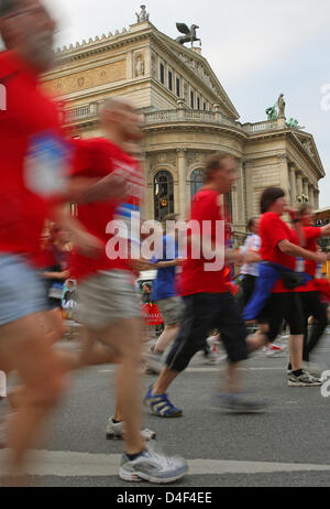 Les participants de la JPMorgan Chase Corporate Challenge passer le vieil opéra de Francfort-sur-Main, Allemagne, 11 juin 2008. 73 700 personnes ont pris sur la course sur route annuelle de 5,63 kilomètres, détenu et exploité par banque américaine JP Morgan Chanse. Photo : Uwe Anspach Banque D'Images