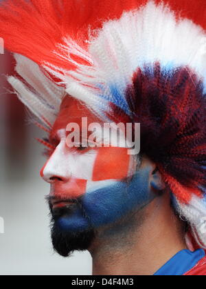 Un supporteur croate a son visage peint en couleurs nationales avant l'UEFA EURO 2008 groupe B avant-match entre la Croatie et l'Allemagne à la Wörthersee stadium à Klagenfurt, Autriche, 12 juin 2008. Photo : Achim Scheidemann dpa  +Veuillez prendre note des restrictions de l'UEFA en particulier en ce qui concerne les diaporamas et des services mobiles +  + + +(c) afp - Bildfunk + + + Banque D'Images