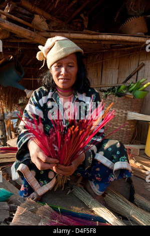 Khop Ban Dong, Thaïlande, femme en balai de paille de riz Banque D'Images