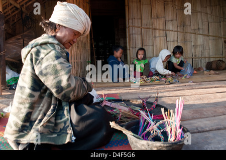 Khop Ban Dong, Thaïlande, une femme Lahu, bracelets, qui sont ensuite vendus par les enfants Banque D'Images