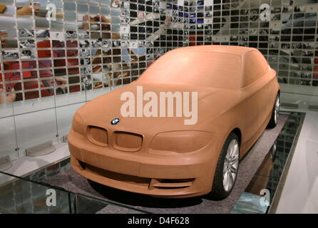 La photo montre un modèle en argile d'une BMW 1 coupé dans le musée BMW à Munich, Allemagne, 09 juin 2008. Après les reconstructions, le musée sur l'histoire de BMW (Bayerische Motoren Werke) depuis sa fondation jusqu'à l'heure actuelle devra être rouvert le 19 juin 2008. Photo : Angelika Warmuth Banque D'Images