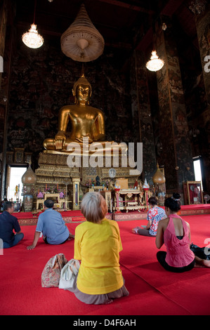 Bangkok, Thaïlande, les Thaïlandais dans la prière au temple Wat Suthat Banque D'Images