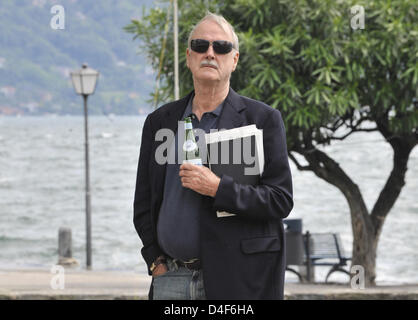 L'acteur britannique, comédien et scénariste John Cleese est photographié à la promenade au bord du Lac Majeur à Locarno, Suisse, 14 juin 2008. Photo : Peter Kneffel Banque D'Images