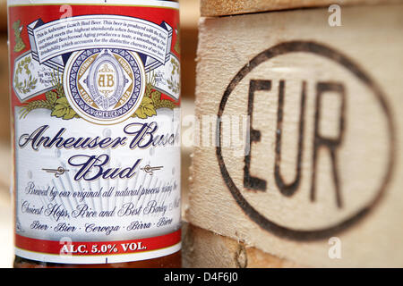 Une bouteille de bière nous 'bud' de la brasserie Anheuser-Busch est représenté à Hambourg, Allemagne, 12 juin 2008. Brasserie belge InBev prévoit adopter dans Anheuser-Busch pour 46 milliards de dollars pour devenir la plus grande brasserie. Photo : Bodo Marks Banque D'Images