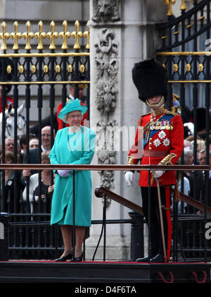Britains La reine Elizabeth II (L) et le duc d'Edingburgh sont illustrés à la parade la parade 2008 couleur à Londres, Royaume-Uni, 14 juin 2008. Le défilé est traditionnellement effectuées par les régiments de l'Armée britannique et du Commonwealth pour célébrer l'anniversaire de la Reine. Photo : Albert van der Werf (Pays-Bas) Banque D'Images