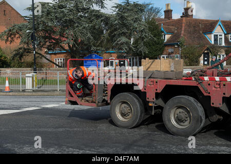 Danbury, Essex. 13 mars 2013. Deux sections d'une tour négocier les virages S à Danbury, l'Essex. Les pièces sont prises pour un nouveau parc éolien qui est actuellement en construction sur la péninsule de Dengie de Bradwell. En raison de sa longueur, le véhicule a la direction arrière actionné par un autre conducteur a la fin qui est en contact avec la cabine en radio. Crédit : La Farandole Stock Photo / Alamy Live News Banque D'Images