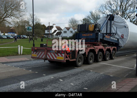 Danbury, Essex. 13 mars 2013. Deux sections d'une tour négocier les virages S à Danbury, l'Essex. Les pièces sont prises pour un nouveau parc éolien qui est actuellement en construction sur la péninsule de Dengie de Bradwell. En raison de sa longueur, le véhicule a la direction arrière actionné par un autre conducteur a la fin qui est en contact avec la cabine en radio. Crédit : La Farandole Stock Photo / Alamy Live News Banque D'Images