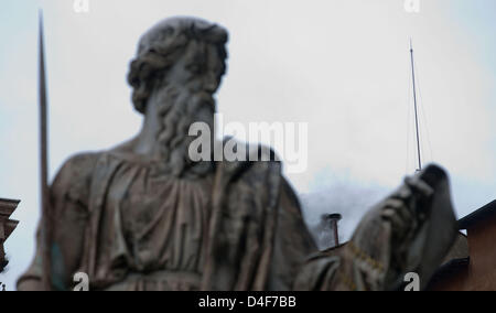 Vatican, Cité du Vatican. 13 mars 2013. La fumée noire s'élève de la cheminée de la chapelle Sixtine au Vatican. Un autre tour de scrutin n'est signalée avec la fumée noire. La fumée blanche signifie qu'un nouveau pape a été choisi. Les cardinaux choisiront le successeur de Benoît XVI dans le conclave. Photo : MICHAEL KAPPELER/dpa/Alamy Live News Banque D'Images