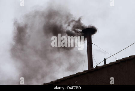 Vatican, Cité du Vatican. 13 mars 2013. La fumée noire s'élève de la cheminée de la chapelle Sixtine au Vatican. Un autre tour de scrutin n'est signalée avec la fumée noire. La fumée blanche signifie qu'un nouveau pape a été choisi. Les cardinaux choisiront le successeur de Benoît XVI dans le conclave. Photo : MICHAEL KAPPELER/dpa/Alamy Live News Banque D'Images