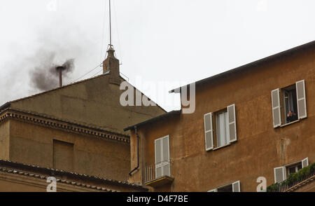 Vatican, Cité du Vatican. 13 mars 2013. La fumée noire s'élève de la cheminée de la chapelle Sixtine au Vatican. Un autre tour de scrutin n'est signalée avec la fumée noire. La fumée blanche signifie qu'un nouveau pape a été choisi. Les cardinaux choisiront le successeur de Benoît XVI dans le conclave. Photo : MICHAEL KAPPELER/dpa/Alamy Live News Banque D'Images
