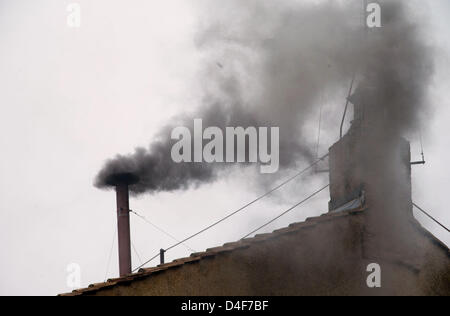 Vatican, Cité du Vatican. 13 mars 2013. La fumée noire s'élève de la cheminée de la chapelle Sixtine au Vatican. Un autre tour de scrutin n'est signalée avec la fumée noire. La fumée blanche signifie qu'un nouveau pape a été choisi. Les cardinaux choisiront le successeur de Benoît XVI dans le conclave. Photo : MICHAEL KAPPELER/dpa/Alamy Live News Banque D'Images