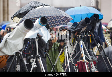 Vatican, Cité du Vatican. 13 mars 2013. Les journalistes d'attendre un signal de fumée à l'entrée des cardinaux dans la Chapelle Sixtine sur la Place Saint Pierre au Vatican. Un autre tour de scrutin n'est signalée avec la fumée noire. La fumée blanche signifie qu'un nouveau pape a été choisi. Les cardinaux choisiront le successeur de Benoît XVI dans le conclave. Photo : MICHAEL KAPPELER/dpa/Alamy Live News Banque D'Images