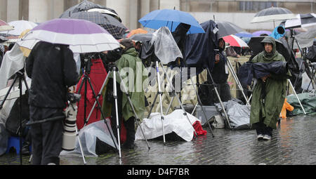 Vatican, Cité du Vatican. 13 mars 2013. Les journalistes d'attendre un signal de fumée à l'entrée des cardinaux dans la Chapelle Sixtine sur la Place Saint Pierre au Vatican. Un autre tour de scrutin n'est signalée avec la fumée noire. La fumée blanche signifie qu'un nouveau pape a été choisi. Les cardinaux choisiront le successeur de Benoît XVI dans le conclave. Photo : MICHAEL KAPPELER/dpa/Alamy Live News Banque D'Images