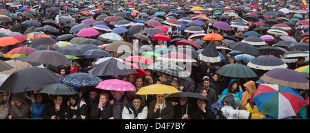 Vatican, Cité du Vatican. 13 mars 2013. Pèlerins regarder l'entrée des cardinaux dans la Chapelle Sixtine sur les moniteurs vidéo sur la Place Saint Pierre au Vatican. Un autre tour de scrutin n'est signalée avec la fumée noire. La fumée blanche signifie qu'un nouveau pape a été choisi. Les cardinaux choisiront le successeur de Benoît XVI dans le conclave. Photo : MICHAEL KAPPELER/dpa/Alamy Live News Banque D'Images