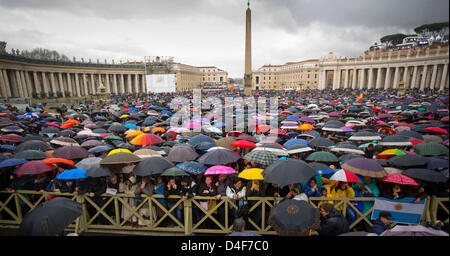 Vatican, Cité du Vatican. 13 mars 2013. Pèlerins regarder l'entrée des cardinaux dans la Chapelle Sixtine sur les moniteurs vidéo sur la Place Saint Pierre au Vatican. Un autre tour de scrutin n'est signalée avec la fumée noire. La fumée blanche signifie qu'un nouveau pape a été choisi. Les cardinaux choisiront le successeur de Benoît XVI dans le conclave. Photo : MICHAEL KAPPELER/dpa/Alamy Live News Banque D'Images
