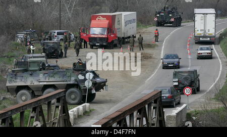 Soldats de la Bundeswehr allemande vérifier voitures et pilotes au cours d'un contrôle routier au nord de Mitrovica, Kosovo, 04 avril 2008. Photo : Matthias Schrader Banque D'Images