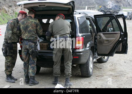 Soldats de la Bundeswehr allemande vérifier voitures et pilotes au cours d'un contrôle routier au nord de Mitrovica, Kosovo, 04 avril 2008. Photo : Matthias Schrader Banque D'Images