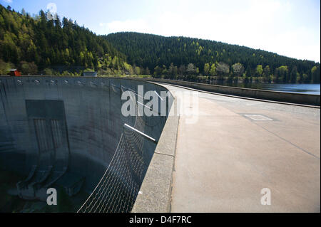 Une partie de la mur de barrage de 'réservoir' Okertal dans les montagnes du Harz, Allemagne, près de Osterode 6 mai 2008. Photo : Frank May Banque D'Images