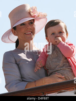 La princesse Mary et sa fille la Princesse Isabella arrivent à Svendborg, Danemark, 18 juin 2008. La famille royale est sur une croisière d'été de trois jours à travers le Danemark du Sud sur son yacht "annebrog'. Photo : Albert Nieboer (Pays-Bas) Banque D'Images