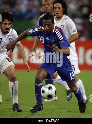 Le Français Patrice Evra (devant) et l'italien Mauro Camoranesi en action le 17 juin 2008 lors de l'EURO 2008 groupe c match France - Italie à Zurich en Suisse. Photo : Oliver Berg  +dpa veuillez prendre note des restrictions de l'UEFA en particulier en ce qui concerne les diaporamas et les services de mobiles'  + + +# # # # # #  dpa + + + Banque D'Images