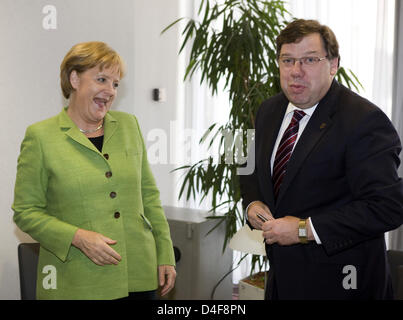 La chancelière allemande Angela Merkel (L) se réunit avec le Premier ministre irlandais Brian Cowen (R) à leur arrivée à un sommet des chefs d'État et de gouvernement au siège de l'Union européenne à Bruxelles, Belgique, 19 juin 2008. Photo : Thierry Monasse Banque D'Images