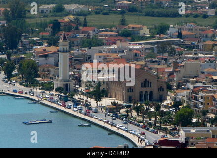 La photo montre la promenade et l'église dans Zakynthos-City Dionisio sur l'île de Zakynthos, Grèce, 07 mai 2008. Zakynthos est la troisième plus grande île des îles Ioniennes. Son extension nord-sud du cap à cap Skinari mesures Gerakas quelque 40 km et son extension est ouest totalise 19 km. Photo : Roland Holschneider Banque D'Images