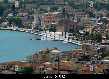 La photo montre la promenade et l'église dans Zakynthos-City Dionisio sur l'île de Zakynthos, Grèce, 07 mai 2008. Zakynthos est la troisième plus grande île des îles Ioniennes. Son extension nord-sud du cap à cap Skinari mesures Gerakas quelque 40 km et son extension est ouest totalise 19 km. Photo : Roland Holschneider Banque D'Images