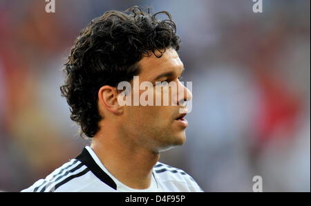 Le capitaine de l'équipe, Michael Ballack de l'Allemagne ressemble sur pendant l'UEFA EURO 2008 match de quart de finale entre le Portugal et l'Allemagne à la St. Jakob-Park stadium à Bâle, Suisse 19 juin 2008. Photo : Peter Kneffel  +dpa veuillez prendre note des restrictions de l'UEFA en particulier en ce qui concerne les diaporamas et des services mobiles +  + + +# # # # # #  dpa + + + Banque D'Images