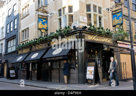 Le chien et le canard sur le coin de la Frith Street et Bateman Street à Soho, Londres. Banque D'Images