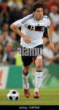 L'Allemand Michael Ballack, capitaine de l'équipe joue la balle pendant l'UEFA EURO 2008 match de quart de finale entre le Portugal et l'Allemagne à la St. Jakob-Park stadium à Bâle, Suisse 19 juin 2008. Photo : Peter Kneffel  +dpa veuillez prendre note des restrictions de l'UEFA en particulier en ce qui concerne les diaporamas et des services mobiles +  + + +# # # # # #  dpa + + + Banque D'Images